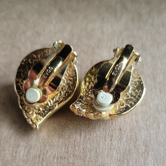 Elegant Gold and Pearl Earrings - Picture 3 of 4